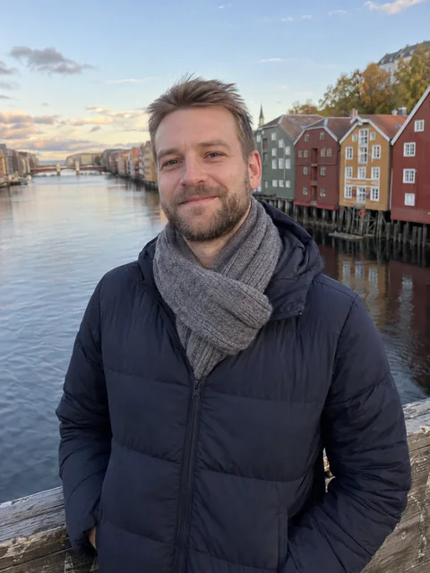 Magnus Strand på en gammel trebro over Nidelva i Trondheim